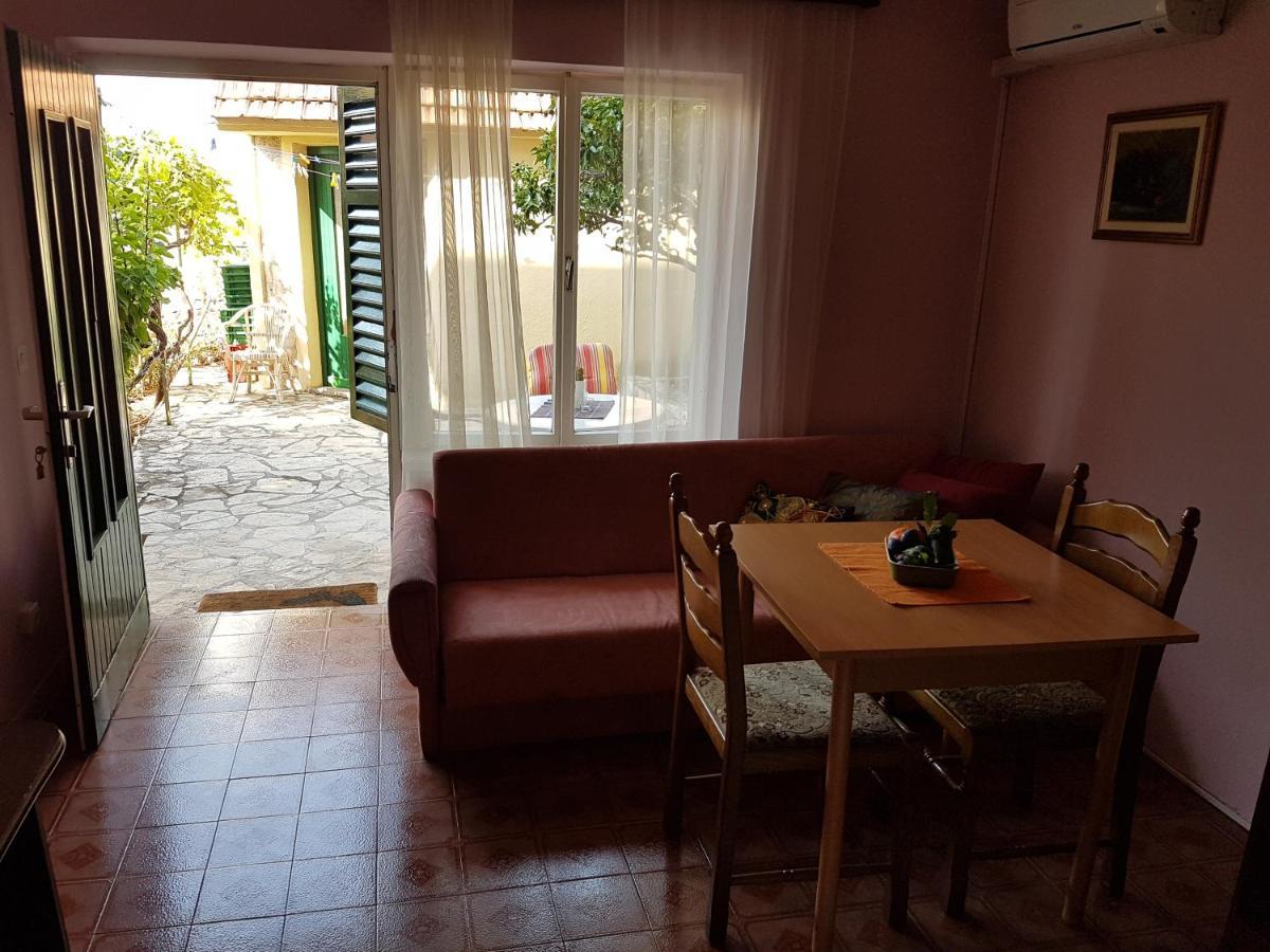 Apartments Lujo Примоштен Экстерьер фото