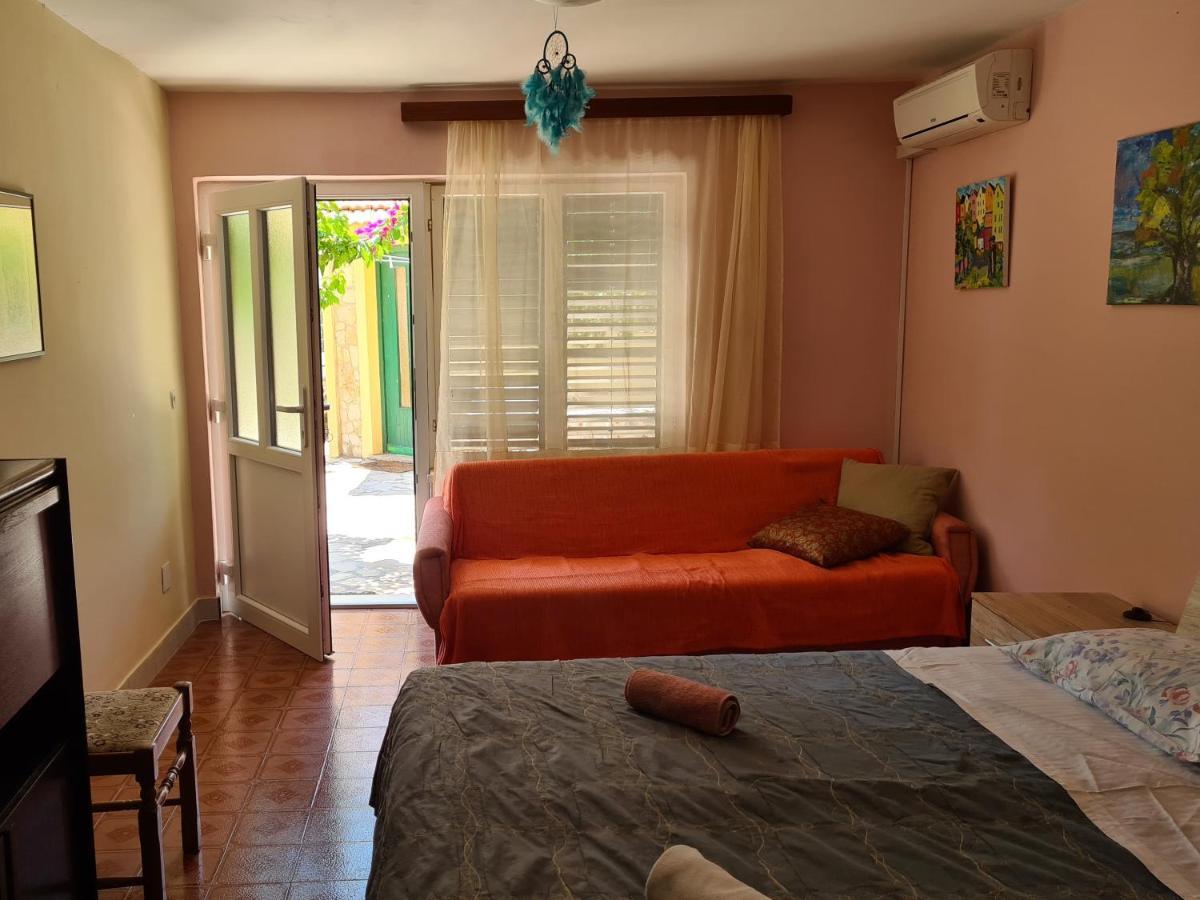 Apartments Lujo Примоштен Экстерьер фото